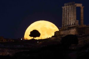 Η “Πανσέληνος του Ελαφιού” φώτισε τον νυχτερινό ουρανό χαρίζοντας εντυπωσιακές εικόνες – Δείτε ΦΩΤΟ από Ναύπλιο και Σούνιο