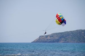Απίθανο βίντεο έγινε viral: Έκαναν αλεξίπτωτο θαλάσσης αλλά κατέβαιναν ακριβώς πάνω σε…καρχαρία!