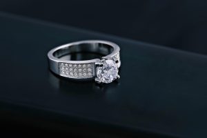 Άπαιχτος! Ήθελε να κλέψει δαχτυλίδι 35.000 λιρών και το…κατάπιε! ΒΙΝΤΕΟ