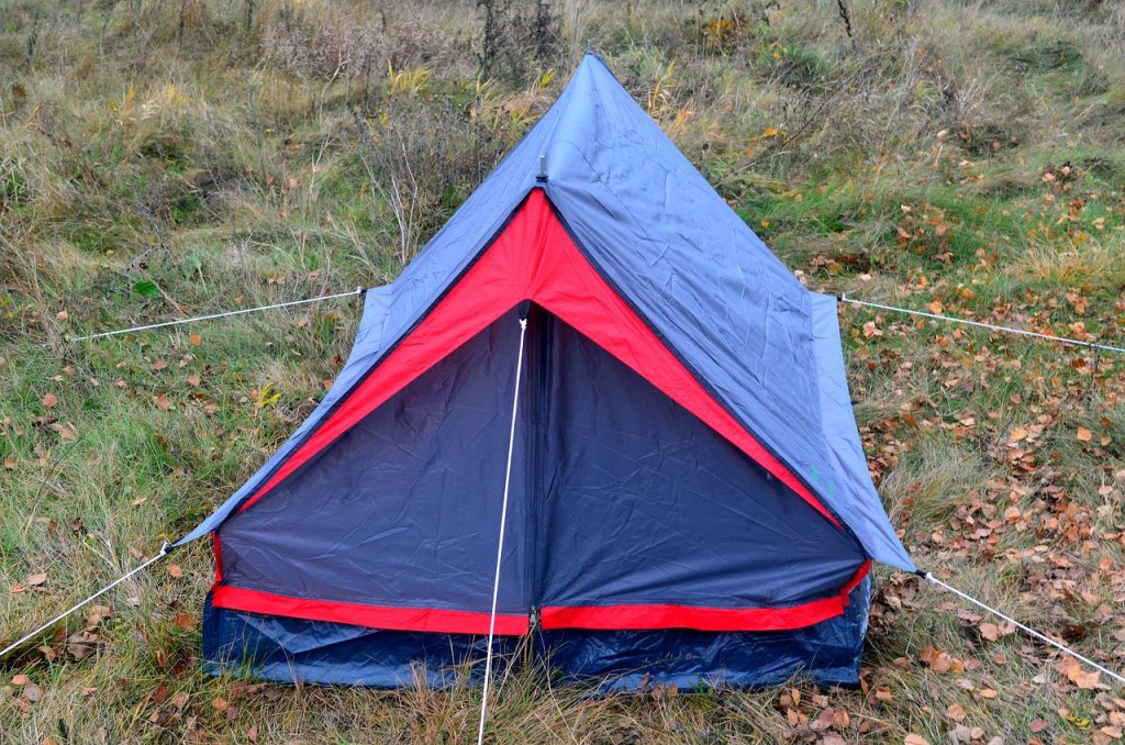 Κόσμος σε παράνοια: Γυναίκα tiktoker λέει πως κοιμήθηκε σε σκηνή σε δρόμο του Μιλάνου…!vid