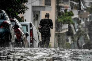 Συνεχίζεται η μίνι κακοκαιρία σήμερα με ισχυρές βροχές, καταιγίδες, χαλάζι και μπουρίνια