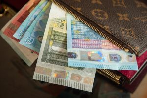 Απίστευτο σκηνικό εν ώρα πτήσης: Γυναίκα έκλεψε το πορτοφόλι νύφης και την έδιωξαν! vid