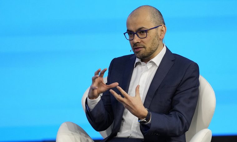 Ο Ντέμης Χασάμπης ανέλαβε Πρόεδρος της Google DeepMind: ” Ήρθε η ώρα η ΑΙ να θεραπεύσει τον καρκίνο”