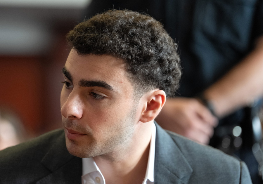 Η δίκη του Λουίτζι Μαντζιόνε αναβλήθηκε μετά την ομολογία του στο δικαστήριο της Νέας Υόρκης