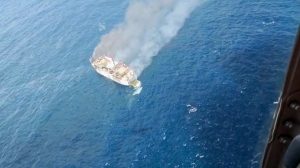 Συγκλονιστικά βίντεο: Επιχείρηση διάσωσης σε φέρι που πήρε φωτιά με πάνω από 100 επιβάτες στην Ινδονησία
