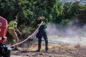 Συνεχίζουν να επιχειρούν δυνάμεις της πυροσβεστικής στο Ρέθυμνο – Δίωξη σε βάρος υπεύθυνου του ΔΕΔΔΗΕ