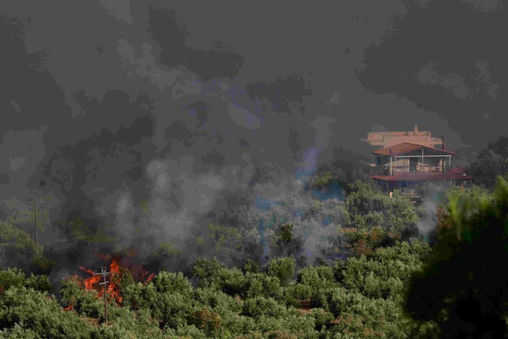 Αίγιο: Μήνυμα από το 112 σε κατοίκους 4 περιοχών να απομακρυνθούν λόγω της φωτιάς