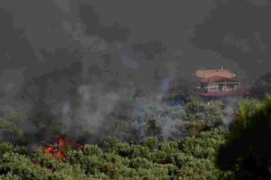 Αίγιο: Μήνυμα από το 112 σε κατοίκους 4 περιοχών να απομακρυνθούν λόγω της φωτιάς