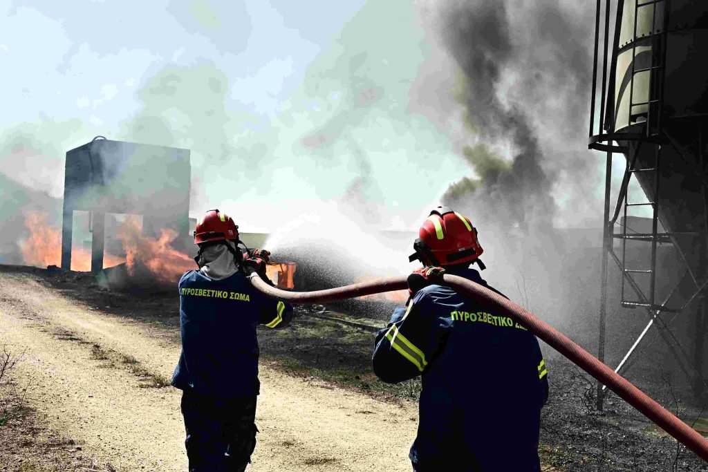 Φωτιά στον Κουβαρά: Αστυνομικοί απομακρύνουν ηλικιωμένη από το σπίτι της – ΒΙΝΤΕΟ