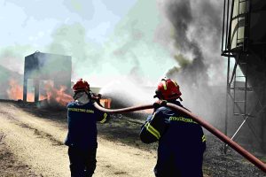 Φωτιά στον Κουβαρά: Αστυνομικοί απομακρύνουν ηλικιωμένη από το σπίτι της – ΒΙΝΤΕΟ
