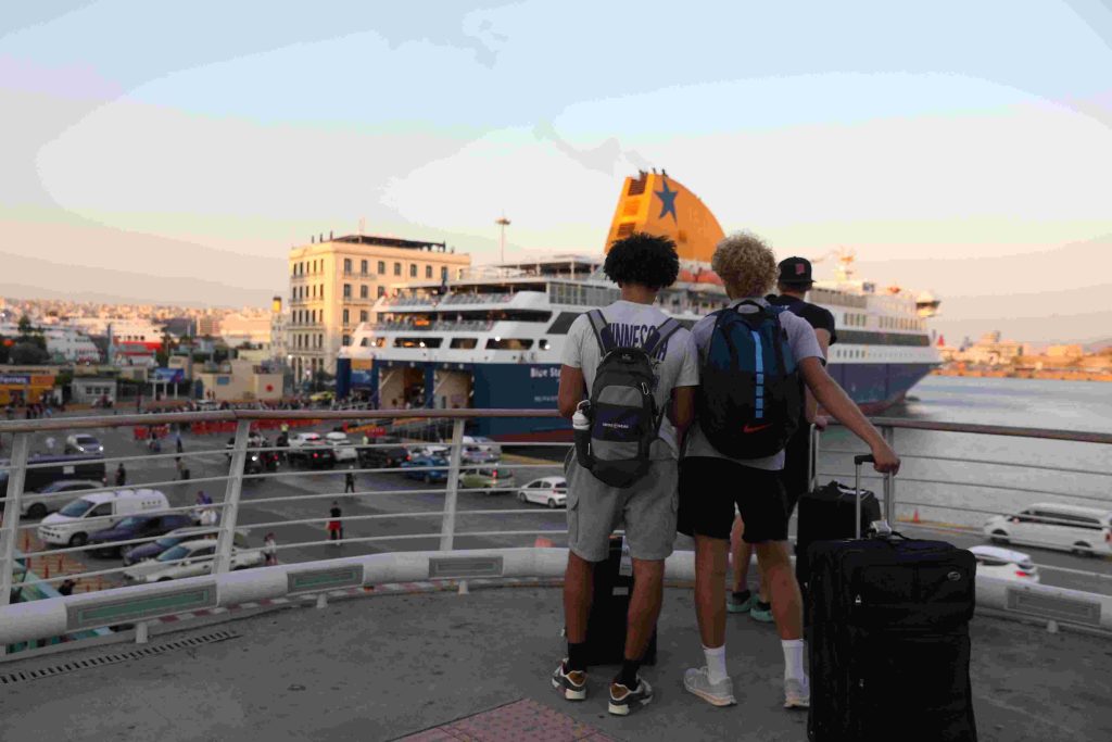 Μετ’ εμποδίων η έξοδος του Δεκαπενταύγουστου λόγω ισχυρών ανέμων – Σε ισχύ απαγορευτικό απόπλου από Ραφήνα και Λαύριο