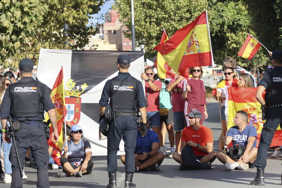 Ηλικιωμένη βάζει τα κλάματα βλέποντας τους Ισπανούς να αντιδρούν στην εισβολή – Δυνατό ΒΙΝΤΕΟ