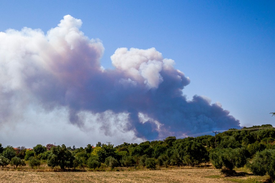 Δύσκολες ώρες στην Χαλκιδική: Πληροφορίες για ζημιές σε σπίτια από τη φωτιά – Συνεχή 112 – Vid