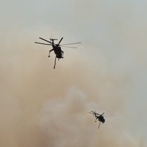 Βίντεο σοκ από τη στιγμή της σύγκρουσης των δυο ελικοπτέρων κατά την κατάσβεση στην Ψάθα