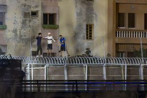 Σοκαριστικές εικόνες στην ισπανική Θέουτα: Σε κάθε σοκάκι «κατασκηνώνουν» αλλοδαποί! Vid