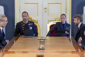 Νορβηγία – Χάακον: Ο νέος βασιλιάς της χώρας, ένας άνθρωπος χαμηλών τόνων, λάτρης του σερφ και της μουσικής