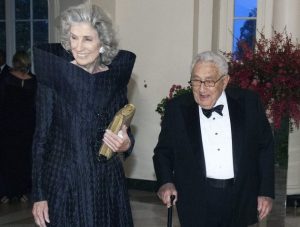 Πέθανε η Νάνσι Κίσινγκερ, σύζυγος του Χένρι Κίσινγκερ