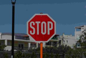 Έπεσε με το αμάξι πάνω σε πινακίδα STOP και μετά…πήγε να την ξηλώσει! Επικό ΒΙΝΤΕΟ