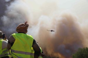 Μαίνονται τα πύρινα μέτωπα στην Δυτική Αττική – Στη μάχη 496 πυροσβέστες και 12 εναέρια
