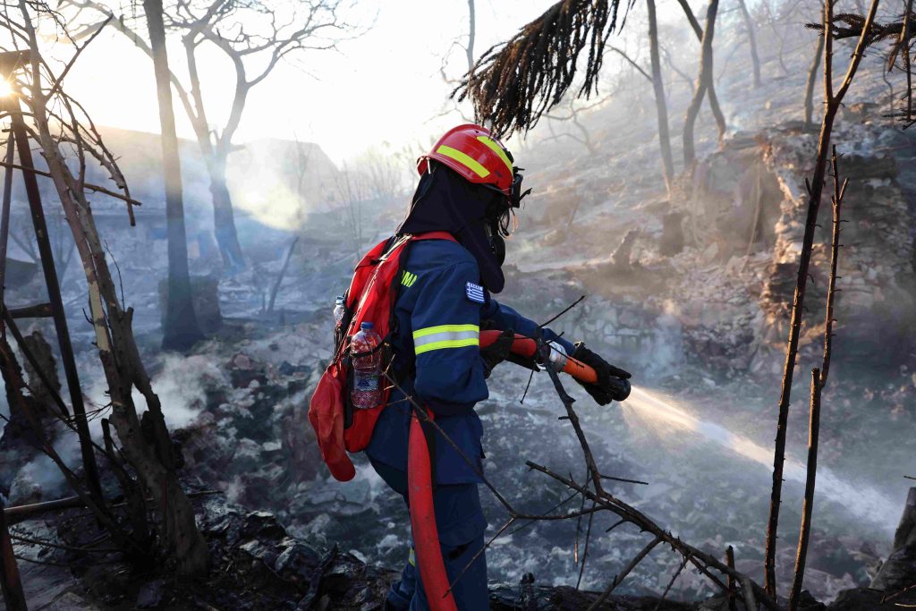 Σαλαμίνα: Δύο νεκροί και εννέα τραυματίες – Από οικόπεδο με σκουπίδια ξεκίνησε η φονική πυρκαγιά