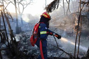 Σαλαμίνα: Δύο νεκροί και εννέα τραυματίες – Από οικόπεδο με σκουπίδια ξεκίνησε η φονική πυρκαγιά