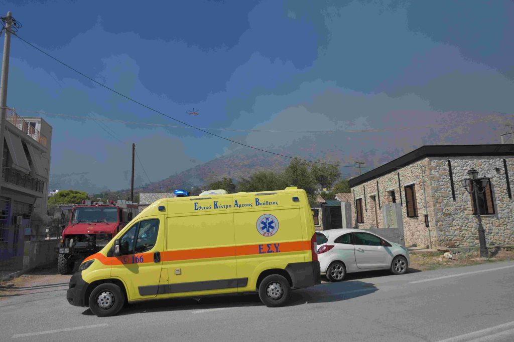 Φωτιά στη Σαλαμίνα: Εννέα άτομα με εγκαύματα στο Κέντρο Υγείας