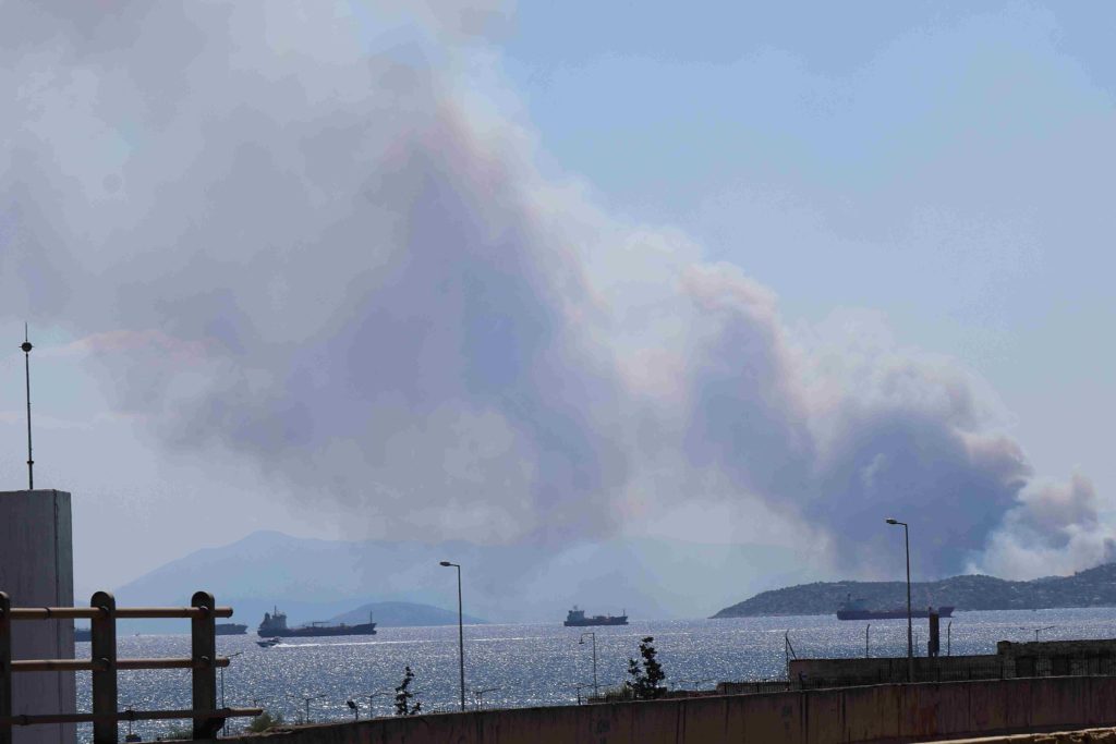 Δύσκολη η φωτιά στη Σαλαμίνα με δύο πύρινα μέτωπα σε εξέλιξη – Μπαράζ 112 για εκκενώσεις οικισμών