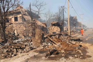 Δύσκολες ώρες στη Σαλαμίνα – Συγκλονιστικές εικόνες και βίντεο από το διπλό μέτωπο φωτιάς