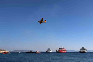 Σαλαμίνα: Στους 502 οι απεγκλωβισμένοι από θαλάσσης – 362 μεταφέρονται στη Φανερωμένη