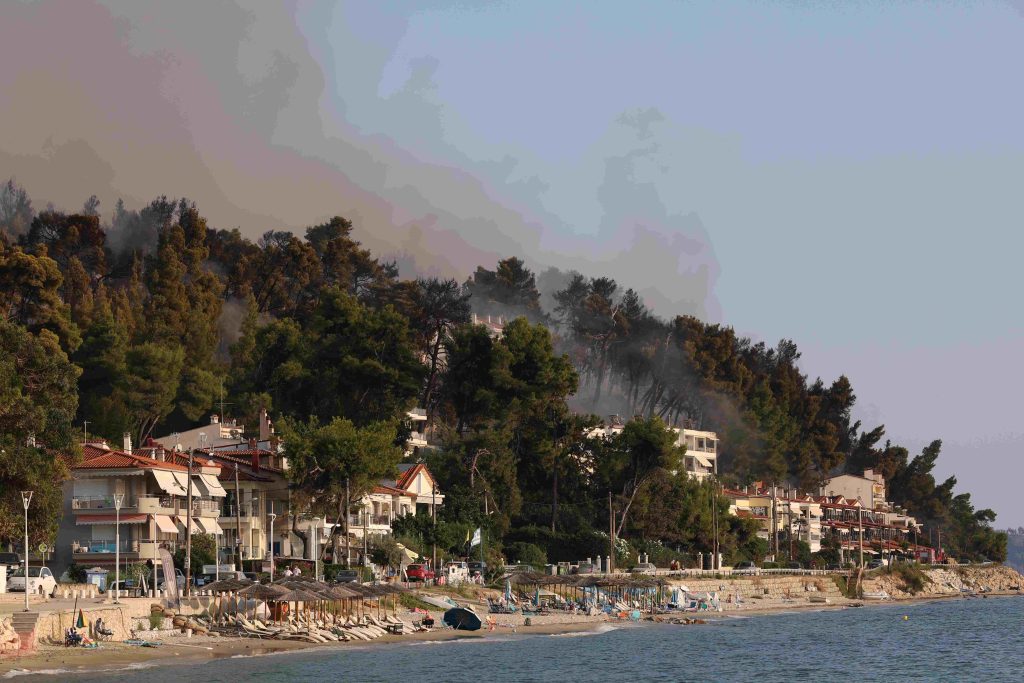 Φωτιά στη Χαλκιδική: Χωρίς ρεύμα και νερό η Σίβηρη