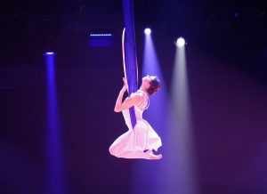ΤΡΕΛO: Κινέζος ισορροπεί σε ένα κοντάρι από μπαμπού 6 μέτρων που το κρατάει ένας άλλος! vid