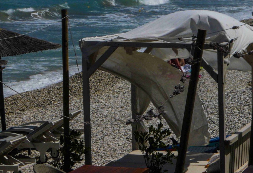 Καιρός: Ζέστη με υψηλές θερμοκρασίες και δυνατό μελτέμι έως 8 μποφόρ – Πού θα βρέξει