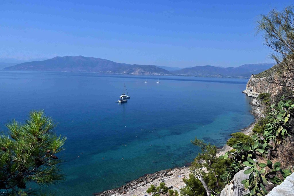 Καιρός: Κορύφωση του καύσωνα σήμερα – Ενισχύονται τα μελτέμια στο Αιγαίο, τοπικές βροχές στη Θεσσαλονίκη