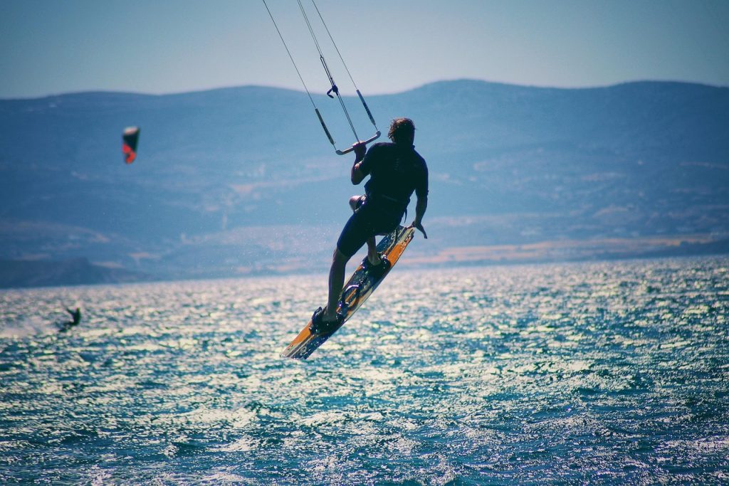 Οι ισχυροί άνεμοι «σήκωσαν» ακόμη και kitesurfer στην Κρήτη! ΒΙΝΤΕΟ