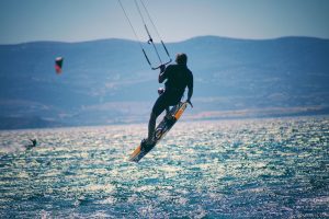 Οι ισχυροί άνεμοι «σήκωσαν» ακόμη και kitesurfer στην Κρήτη! ΒΙΝΤΕΟ
