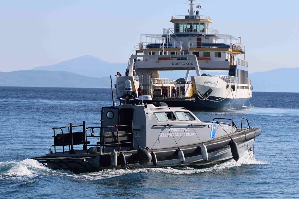 Φωτιά στη Σαλαμίνα: Στους 364 οι απεγκλωβισμένοι από τις θαλάσσιες περιοχές Σατερλί και Κολώνες