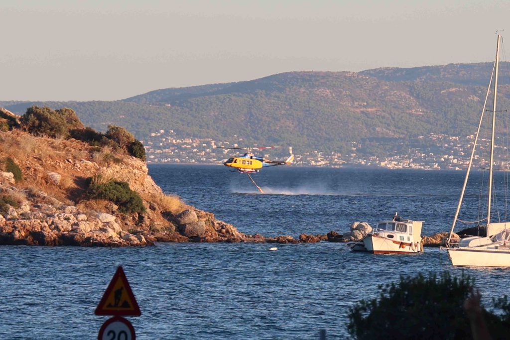 Σαλαμίνα: Ολοκληρώθηκε η επιχείρηση απεγκλωβισμού – 593 άτομα απομακρύνθηκαν από θαλάσσης