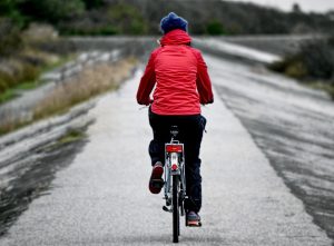 ΒΙΝΤΕΟ: 20χρονη γυναίκα παγιδεύτηκε με το ποδήλατό της κάτω από το νερό ενώ διέσχιζε πλημμυρισμένη γέφυρα