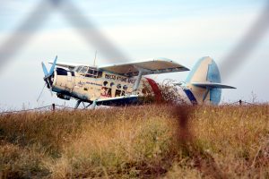 Επιχείρησε να πετάξει με ένα….αεροπλάνο από χαρτόνι! ΒΙΝΤΕΟ