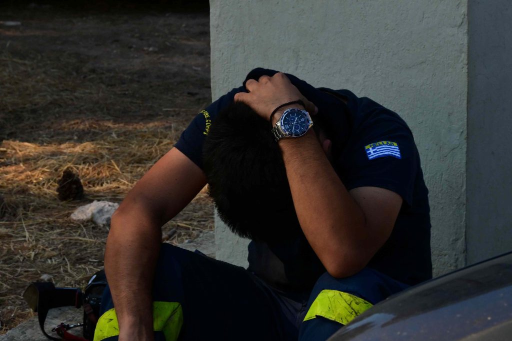 Συνεχίζεται η μάχη με τις φλόγες στη Δυτική Αττική – Τιτάνια μάχη έδιναν οι επίγειες δυνάμεις όλο το βράδυ