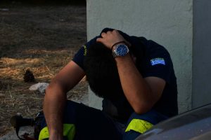 Συνεχίζεται η μάχη με τις φλόγες στη Δυτική Αττική – Τιτάνια μάχη έδιναν οι επίγειες δυνάμεις όλο το βράδυ