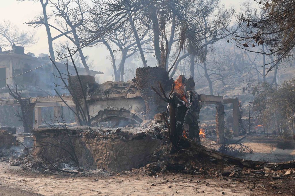 Μεγάλες φωτιές στη Σαλαμίνα: Δύο νεκροί και 90 απεγκλωβισμοί από θαλάσσης στις περιοχές Σατερλί και Κολώνες