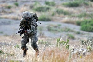 Συγκλονιστικό ΒΙΝΤΕΟ: Στρατιώτης στεκόταν ολομόναχος στην τελετή αποφοίτησης – Η ανέλπιστη αγκαλιά!
