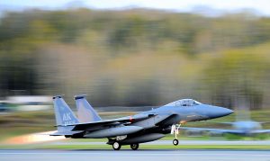 ΒΙΝΤΕΟ: Iαπωνικό μαχητικό F-15 κάνει ανώμαλη προσγείωση σε αεροδρόμιο της Οκινάουα!