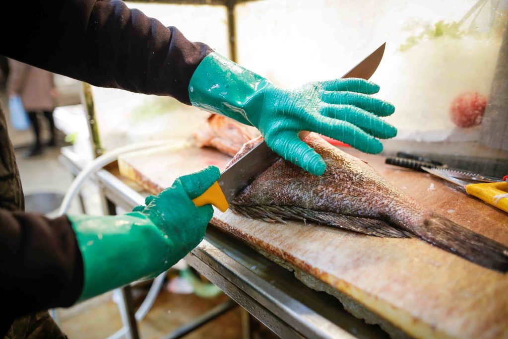 Katsuobushi: Ένα ψάρι που δεν κόβεται με μαχαίρι αλλά μεταμορφώνεται σε ξύλο με μια μοναδική τεχνική – Δείτε βίντεο