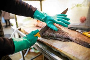 Katsuobushi: Ένα ψάρι που δεν κόβεται με μαχαίρι αλλά μεταμορφώνεται σε ξύλο με μια μοναδική τεχνική – Δείτε βίντεο