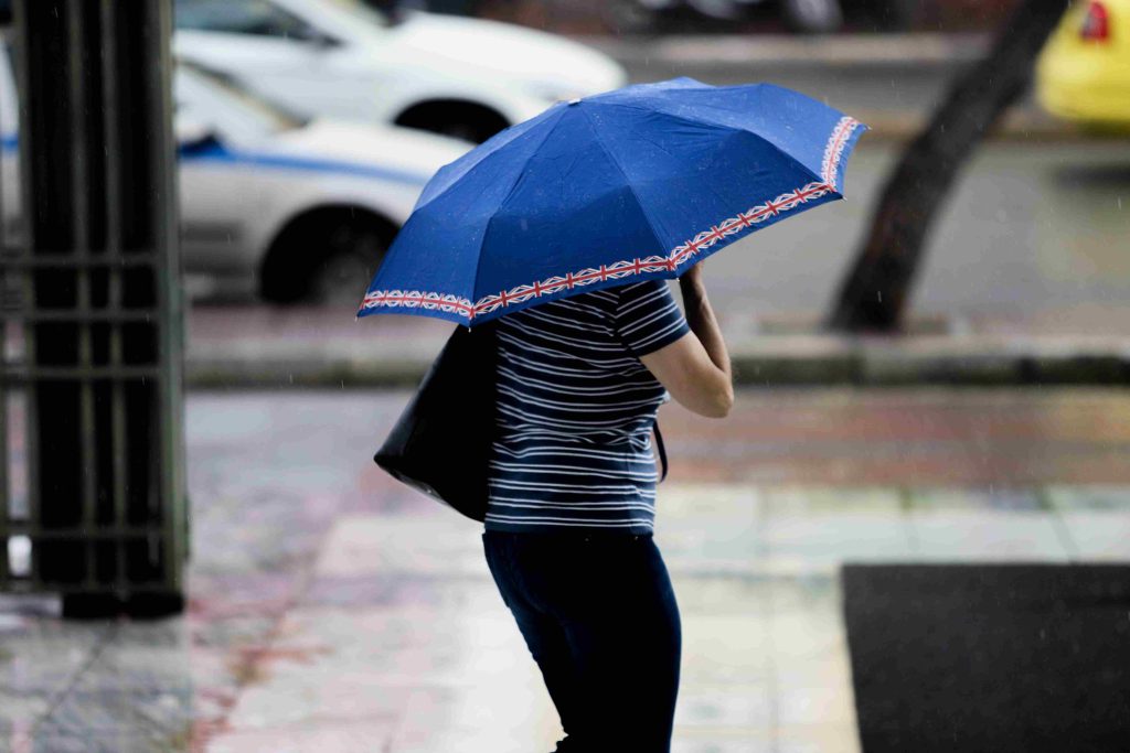 Καιρός: Πρόσκαιρη πτώση της θερμοκρασίας, συννεφιά και απογευματινές καταιγίδες – 8 μποφόρ στο ΝΑ Αιγαίο