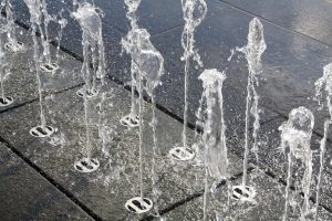 Αυτοσχέδιο «συντριβάνι» στη Λαμία μετά από πρόσκρουση βαν σε πυροσβεστικό κρουνό – Περίπου 7 μέτρα! vid