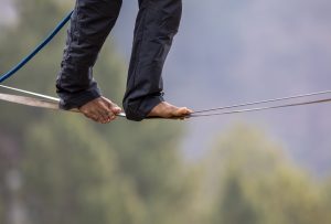 Ένα λάθος βήμα…! Ισορροπία που κόβει την ανάσα πάνω από ορμητικό ποτάμι! ΒΙΝΤΕΟ