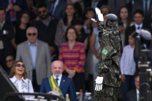 Σουρεαλιστική παρέλαση…στην Βραζιλία μπροστά στον πρόεδρο Λούλα! ΒΙΝΤΕΟ